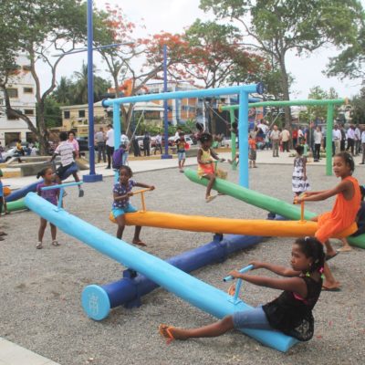 Collado inaugura parque de Los Prados.