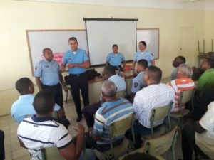 Policía Escolar capacita Auxiliares (vigilantes, guardianes y porteros) trabajan en escuelas de Neiba.