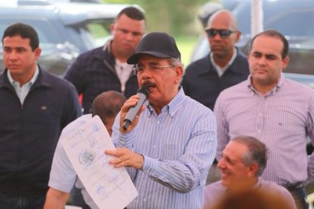 Presidente Danilo Medina respalda a productores de tabaco y cooperativas Tabara Arriba de Azua