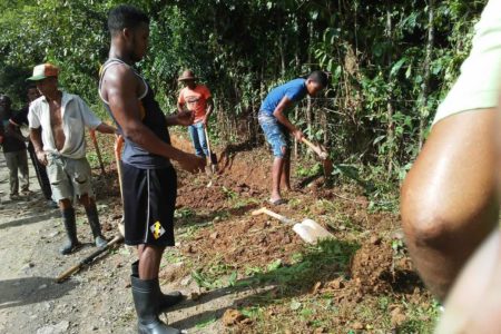 Residentes de La Yautía en Los Botados Rehabilitan camino vecinal