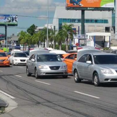 Choferes paralizan tránsito en la 27 de Febrero contra alza de los combustibles