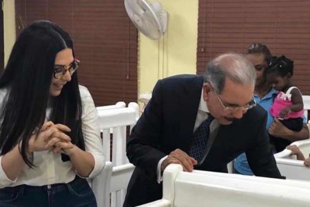 Presidente Danilo Medina visitó hoy sábado el Hogar de Paso Moisés.