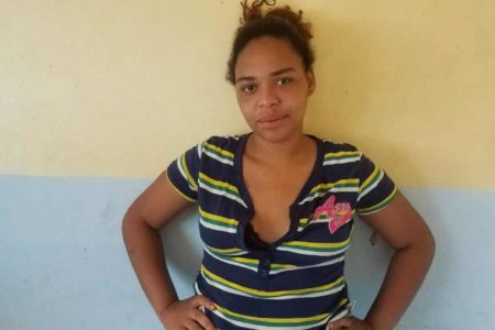 Apresan mujer inflagranti robando limones en Bonao