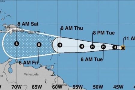 Huracán Isaac mantiene vientos de 120 kilómetros por hora en su ruta hacia el Caribe