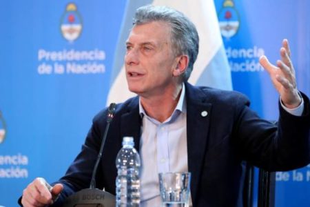 Macri anuncia reducción de gabinete y más impuestos