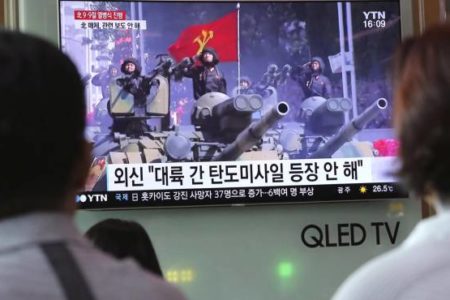 Corea del Norte celebra desfile militar sin misiles balísticos intercontinentales