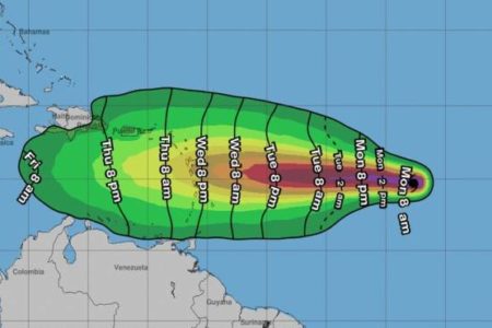 Isaac se fortalece a huracán y se colocaría el viernes al sur de República Dominicana