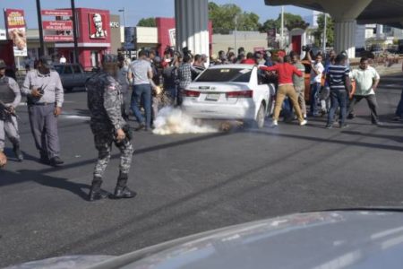 Protesta en Santiago por alza de los combustibles deja varios heridos