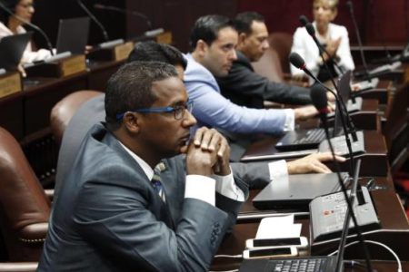 Diputados aprueban proyecto de ley que regula la lengua de señas y sistema Braille
