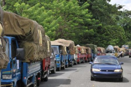Camioneros anuncian paro en protesta por el alza de los precios de los combustibles