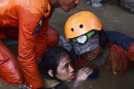 Se dispara a 832 la cifra de muertos en la catástrofe en la isla indonesia de Célebes