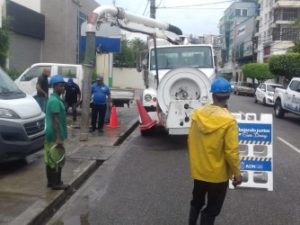 ADN continúa trabajos de drenaje en las avenidas de la ciudad.