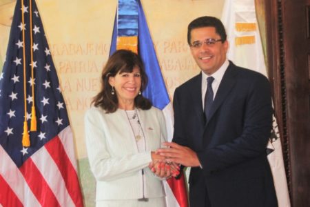 Alcalde del Distrito Nacional recibe visita oficial de la nueva Embajadora de Estados Unidos en el país.