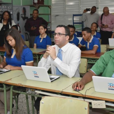 ANDRÉS NAVARRO LLEVA REPÚBLICA DIGITAL A ESCUELAS DEL BARRIO LOS GUANDULES.