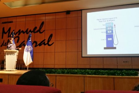 UAD realiza panel sobre el impacto socio-económico de los combustibles en la República Dominicana.