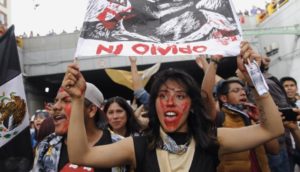 Miles de estudiantes marchan por 50 años de la matanza de Tlatelolco