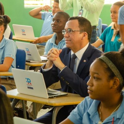 MINISTRO DE EDUCACIÓN ANDRÉS NAVARRO LLEVA REPÚBLICA DIGITAL A ESCUELAS DE BANÍ