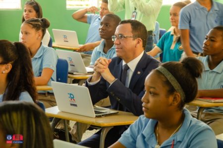 MINISTRO DE EDUCACIÓN ANDRÉS NAVARRO LLEVA REPÚBLICA DIGITAL A ESCUELAS DE BANÍ