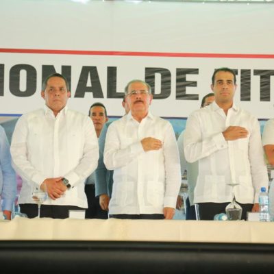 Presidente Danilo Medina entrega 1,620 títulos definitivos de parcelas y solares a productores Azua y San Juan