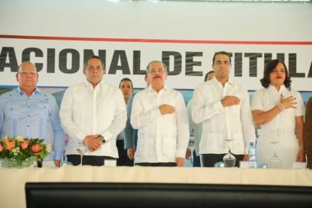 Presidente Danilo Medina entrega 1,620 títulos definitivos de parcelas y solares a productores Azua y San Juan