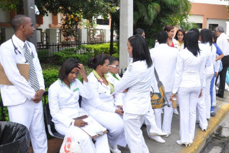 Médicos residentes denuncian abuso en su contra en hospitales
