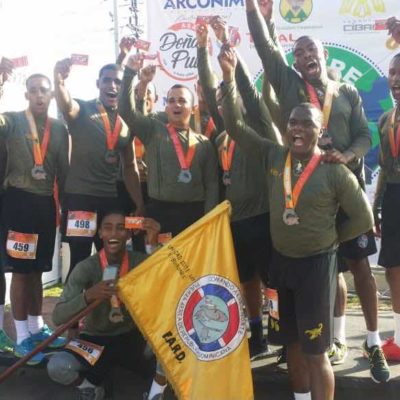 Unidad Élite Los Tiburones de la Base Aérea Puerto Plata participa en actividad deportiva en Santiago de los Caballeros.