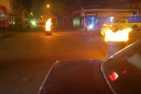 La Policía garantiza el orden; hubo quema de neumáticos en el Cibao