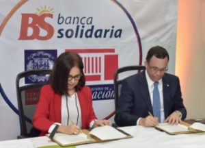 MINISTRO DE EDUCACIÓN ANDRÉS NAVARRO FIRMA ACUERDO CON BANCA SOLIDARIA PARA IMPULSAR EMPRENDIMIENTO EN LICEOS Y POLITÉCNICOS