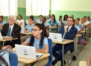 MINISTRO DE EDUCACIÓN ANDRÉS NAVARRO LLEVA REPÚBLICA DIGITAL A ESCUELAS DE BANÍ