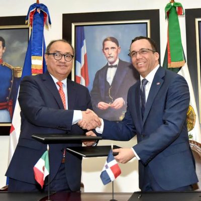 Ministro de Educación Andrés Navarro firma acuerdo con su homólogo mexicano para impulsar televisión educativa