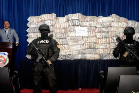 Detienen a tres hombres vinculados a decomiso de 409 kilos de cocaina en costas de SPM