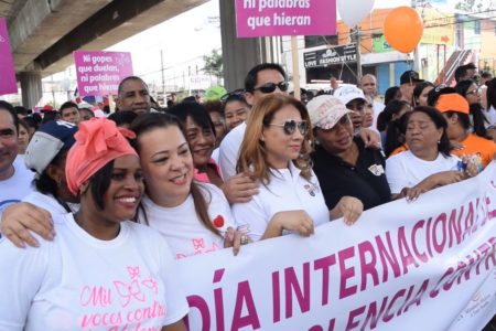 Miles de mujeres marchan en SDN contra la violencia de género