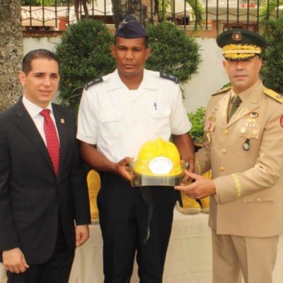 Diputado Víctor Fadul dona equipos contra incendios al Cuerpo de Bomberos del Ministerio de Defensa.