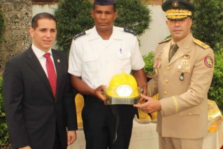 Diputado Víctor Fadul dona equipos contra incendios al Cuerpo de Bomberos del Ministerio de Defensa.