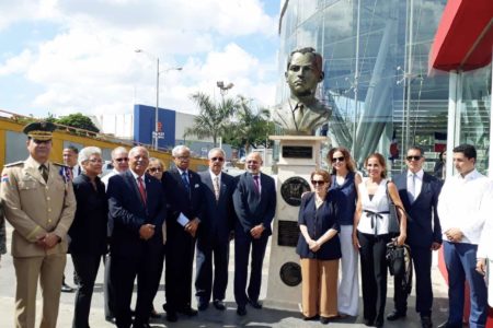 Opret desvela busto en honor al Coronel Rafael Tomás Fernández Domínguez