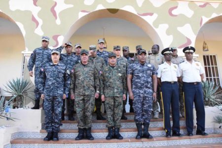 Ministro de Defensa acompañado del Comandante General del Ejercito y el Director de la Policía Nacional se reúne con Autoridades Haitianas para Coordinar Asuntos Fronterizos