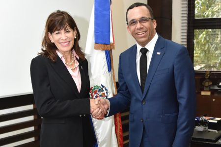 Andrés Navarro y Embajadora de EE.UU realizan relación para calidad educativa