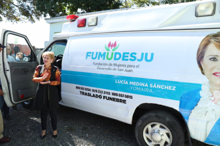 LUCÍA MEDINA DONA AMBULANCIA FÚNEBRE A SAN JUAN A TRAVÉS DE FUNDACIÓN QUE PRESIDE