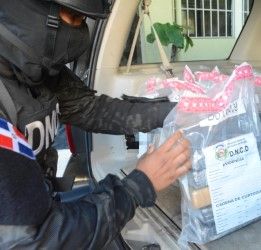 DNCD OCUPA 10 PAQUETES DE COCAINA Y DETIENE A CUATRO HOMBRES EN SANTO DOMINGO ESTE