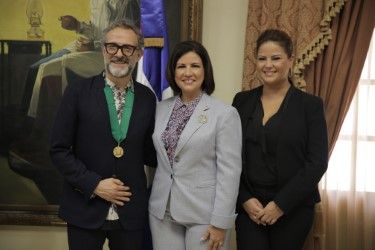 Margarita Cedeño entrega medalla Bien por Ti a chef internacional por su lucha contra el hambre