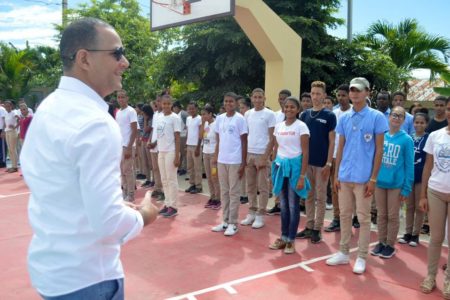 Minaya recorre centros de entrenamiento de voluntarios