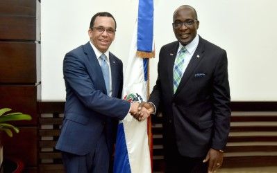 MINISTRO DE EDUCACIÓN ANDRÉS NAVARRO RECIBE HOMÓLOGO DE JAMAICA INTERESADO EN REPLICAR AVANCES DEL SISTEMA EDUCATIVO DOMINICANO