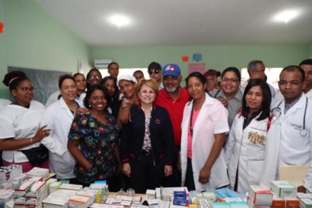 Lucía Medina encabeza operativo médico en vallejuelo; brindan atención a cerca de 500 personas