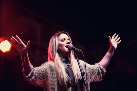 Nathalie Hazim con exitosa presentación en Santiago