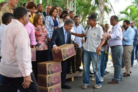 Leonel Fernández inicia tradicional reparto de cajas navideñas.