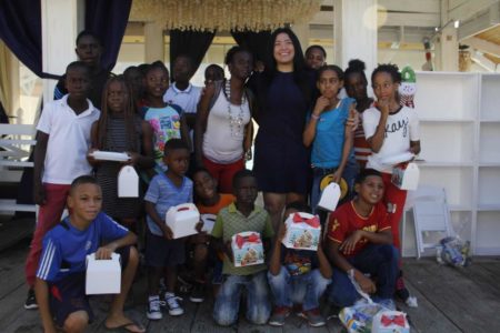 Casa Club Neptuno´s celebra tradicional encuentro de navidad a niños de Boca Chica