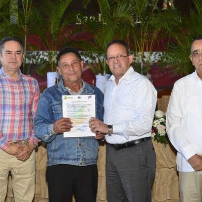 Ministerio de Medio Ambiente entrega certificados de plantación y derecho a corte en San José de Las Matas