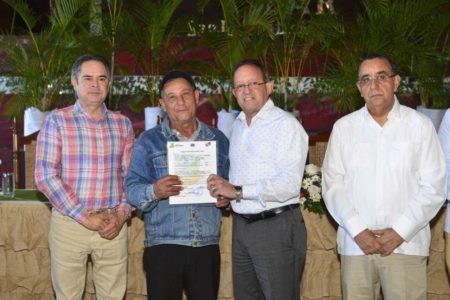 Ministerio de Medio Ambiente entrega certificados de plantación y derecho a corte en San José de Las Matas