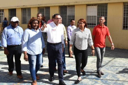 Ministro de Educación Andrés Navarro supervisa reparación de Escuelas