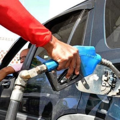 Gobierno baja nuevamente los precios de los combustibles